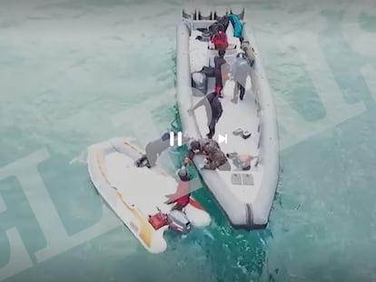 Un presunto grupo de narcos a bordo de una semirrígida de grandes dimensiones recibe garrafas de gasolina de un par de supuestos petaqueros en altamar.