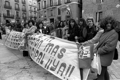 Manifestación de mujeres policías ante el Ayuntamiento de Madrid, 1997. En enero del 2018, Paloma Morales ha sido nombrada nueva subinspectora de la Policía Municipal de Madrid y se ha convertido en la primera mujer en ocupar el cargo más alto del cuerpo en sus 175 años de historia.