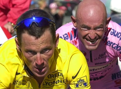 Pantani y el estadounidense Armstrong compitiendo durante la subida a Courchevel en el Tour de Francia 2000.