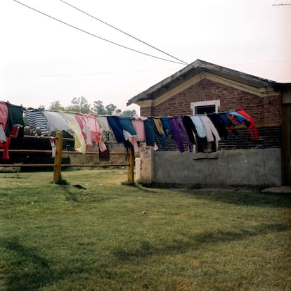 La ropa de la familia Valor, colgada sobre el tendedero.