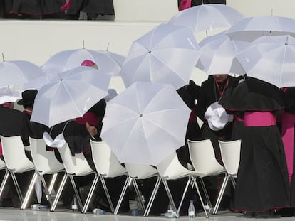 Un grupo de obispos se protegen bajo unos paraguas del sol en la plaza de Cibeles (Madrid), en una foto de archivo.