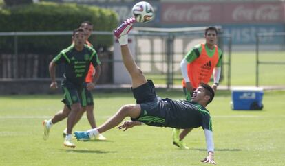 Peralta durante un entrenamiento con México en 2014