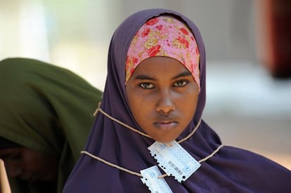 2012, refugiada somalí con tarjetas identificativas para la distribución de alimentos del PMA en el campo de refugiados de Dadaab, norte de Kenia. Supongo que muchos fotógrafos viajan a Afganistán con la ilusión de replicar la foto de la niña afgana de Steve McCurry. Bueno, creo que en Afganistán no lo conseguí… Pero lo seguí intentando en Dadaab y esta es mi modesta aproximación. A ciertas comunidades no les gusta que las fotografíen; para hacer esta serie de fotos pasé un tiempo paseando por las instalaciones y conversando con la gente para que se sintieran cómodos delante de la cámara. Me fascinó la intensidad y la fuerza de la mirada de esta niña somalí.