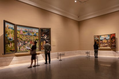 Visitantes en la sala de 'El jardín de las delicias', el miércoles 11 en el Museo del Prado.