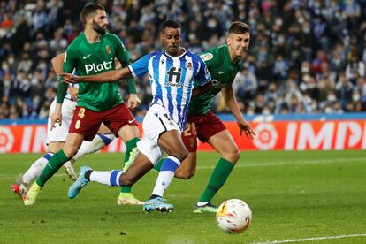 Alexander Isak intenta superar el marcaje de Raúl Torrente