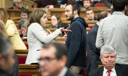 La diputada de Junts pel Si y portavoz de CDC, Marta Pascal, conversa con el diputado de la CUP, Albert Botran.