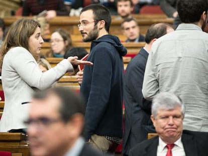 La diputada de Junts pel Si y portavoz de CDC, Marta Pascal, conversa con el diputado de la CUP, Albert Botran.