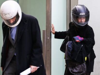 Francisco Marco (izquierda) y Elisenda Villena salen ayer de los juzgados.