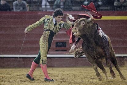El novillero mexicano Leo Valadez durante su faena con la muleta a 'Doctorado' bajo la lluvia.