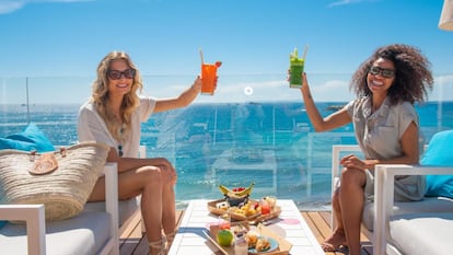 Dos mujeres brindan en un balcón del One Ibiza Suites, en Ibiza.