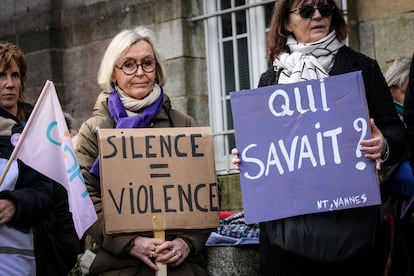 Manifestantes ante el tribunal de Vannes