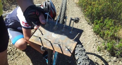 A armadilha que o ciclista Alberto Rodríguez encontrou em Madri.