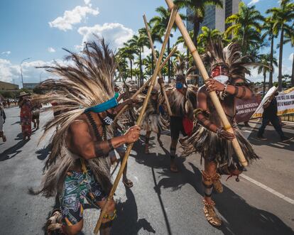 Índios durante a marcha até o Supremo nesta quarta-feira (1). 