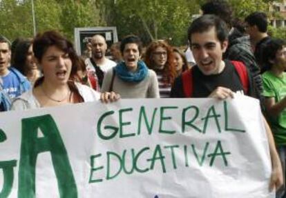 Varios universitarios sostienen una pancarta durante la huelga general convocada por la Plataforma Estatal por la Escuela Pública el pasado mes de mayo. EFE/Archivo
