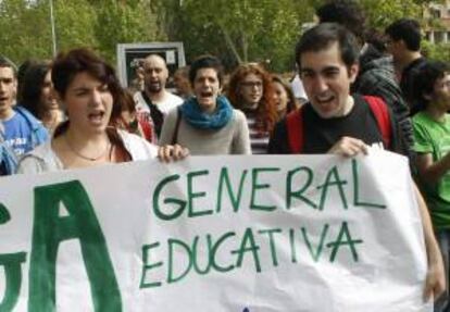 Varios universitarios sostienen una pancarta durante la huelga general convocada por la Plataforma Estatal por la Escuela Pblica el pasado mes de mayo. EFE/Archivo