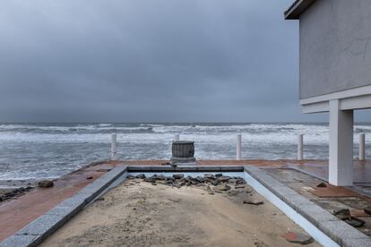 Según el climatólogo Jonathan Gómez Cantero, “la primavera de 2018 ha sido en algunos puntos la más lluviosa jamás registrada, aunque es difícil saber si las inundaciones las causa el cambio climático o que en los últimos años se han ido ocupando urbanísticamente más zonas inundables. Se ve una dualidad, mucha lluvia en muy poco tiempo en prácticamente toda la franja costera del Mediterráneo. En el tercio norte peninsular incluso ha aumentado la incidencia de lluvia, acumulan más litros al año, y en este caso es por otro fenómeno cada vez más recurrente: borrascas intensas. Son fenómenos que pueden dejar precipitaciones muy abundantes (debido a fenómenos extremos) y que provoca récords de altura de olas de mar. Sus consecuencias se pueden ver por los daños ocasionados en el litoral”.