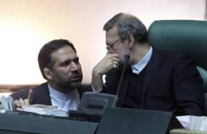 El ministro de economía iraní, Shamseddin Hosseini (izda), conversa con el presidente del Parlamento, Ali Larijani (dcha), en Teherán (Irán). EFE/Archivo