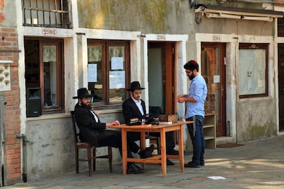 Ambiente en la plaza Campo del Ghetto Nuovo.