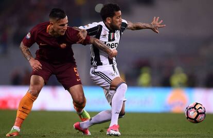 El argentino Leandro Paredes marca a Dani Alves.