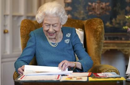 La prensa británica pone en valor la gran fortaleza de la monarca, de 95 años, tras su contagio de coronavirus, ya que ha anunciado que mantendrá sus actividades institucionales desde el Castillo de Windsor, donde permanecerá aislada.