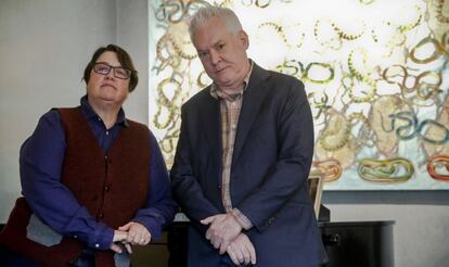 Catherine Opie y Philip Taaffe, delante de una pintura de este en la casa del embajador de EE UU en España.