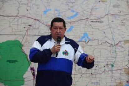 Fotografía cedida este martes 21 de agosto de 2012, muestra al presidente venezolano Hugo Chávez durante una visita al campo petrolero del Morichal en el Estado Monagas (Venezuela).