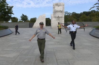 Varios empleados del servicio de parques de Estados Unidos cierran el memorial de Martin Luther King Jr, debido al cierre parcial del Gobierno estadounidense, en Washington, 1 de octubre de 2013. 