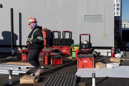 Marlyn Zambrano en un sitio de construcción de viviendas asequibles en Brooklyn, Nueva York, el pasado 14 de enero.