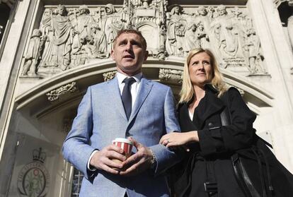 John y Sally Platt posan frente al Tribunal Supremo en Londres antes de conocer la sentencia.