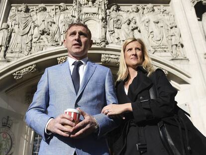 John y Sally Platt posan frente al Tribunal Supremo en Londres antes de conocer la sentencia.