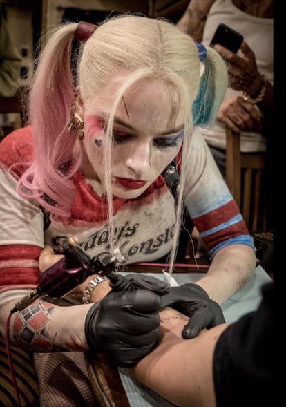 El director de ‘Escuadrón Suicida’ también se tatuó las mismas iniciales en el antebrazo, aunque en el caso de David Ayer fue la actriz Margot Robbie quien le hizo el tatuaje, como también hizo con la modelo y actriz Cara Delevingne.