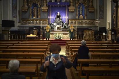 Dos personas de la Hermandad Paz y Caridad de Pamplona custodian a la Virgen de la Dolorosa, este Viernes Santo.