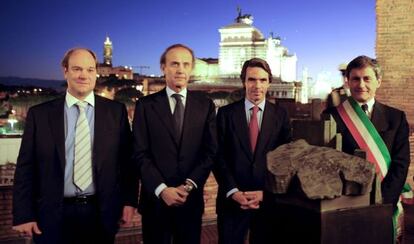 De izquierda a derecha, Jos&eacute; Luis Rueda, el ministro de Pol&iacute;tica Comunitaria de Italia, Jos&eacute; Mar&iacute;a Aznar y el alcalde de Roma, en la inauguraci&oacute;n de una exposici&oacute;n de Gerardo Rueda en 2010, en Roma.
 
 