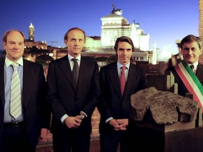 De izquierda a derecha, Jos&eacute; Luis Rueda, el ministro de Pol&iacute;tica Comunitaria de Italia, Jos&eacute; Mar&iacute;a Aznar y el alcalde de Roma, en la inauguraci&oacute;n de una exposici&oacute;n de Gerardo Rueda en 2010, en Roma.
 
 