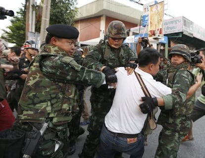 Soldados detienen a manifestantes prodemocracia en Bangkok.