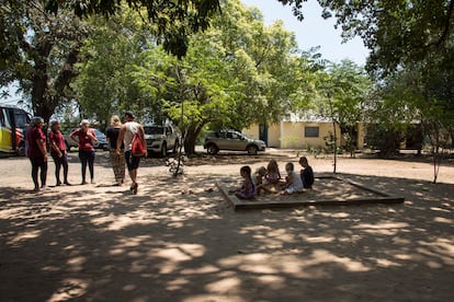 Niñas inmigrantes alemanas juegan junto con sus padres en los parques, restaurantes y bares de Paraíso Verde.