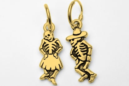 Pendientes de esqueletos, de Bee Gregson Jewels. Precio: 34 € aprox.