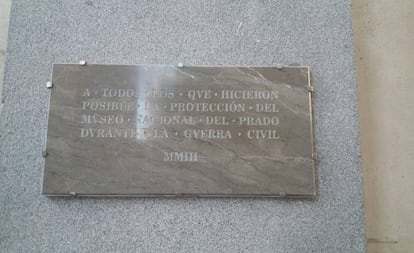 La placa en la puerta de Velázquez del Prado.