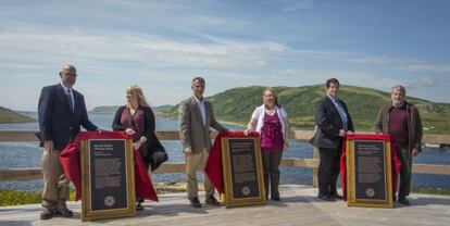 Representantes de las instituciones canadienses posan junto a las placas conmemorativas de la designación de Red Bay como Patrimonio Mundial de la Unesco.
