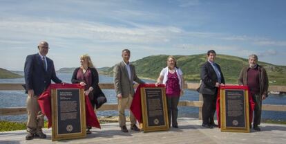 Representantes de las instituciones canadienses posan junto a las placas conmemorativas de la designación de Red Bay como Patrimonio Mundial de la Unesco. 