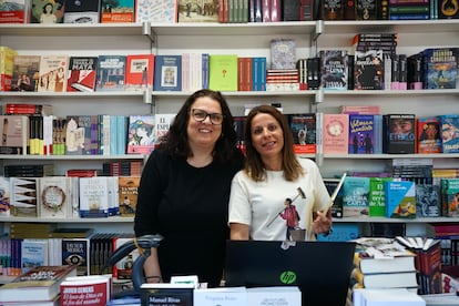 Arantza Carceller y Eva Vázquez, este jueves en la casta de la librería La Moixeranga, en la Feria del Libro de Valencia.