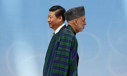 El presidente de Afganistán, Hamid Karzai (d) camina al lado del presidente chino, Xi Jinping, antes de dar comienzo la ceremonia de clausura de la Conferencia para las Medidas de Interacción y Construcción de la Confianza en Asia (CICA) celebrada en Shanghái.