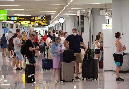 Vista general de la terminal de llegadas del aeropuerto de Palma este sábado. Los aeropuertos de Palma, Ibiza y Mahón operarán este sábado 770 vuelos, un 12,9 % más que el sábado pasado, según la programación prevista por el organismo gestor Aena. En el aeropuerto de Palma están programados para este sábado 489 vuelos, de los que 377 serán internacionales y 112 nacionales. Están previstas 247 llegadas y 242 salidas.