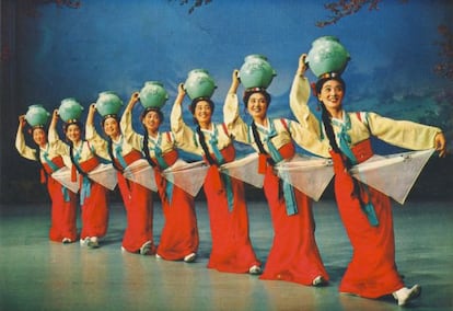 Una representación actual de la antigua danza 'Hacia la fuente', por la Compañía Nacional de Bailes de la República Popular Democrática de Corea del Norte, en Pionyang.