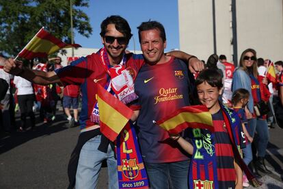 Aficionados del Barça con banderas de España.