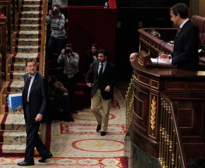 Rajoy llega a su escaño mientras Zapatero ya se dirige al hemiciclo durante el debate monográfico en el Congreso sobre la situación del empleo en España.