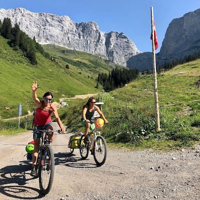 A la izquierda, Ines Papert junto a Caro North, pedalean durante su viaje de escalada alpino de 2020. Foto: Lowa.
