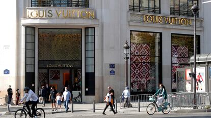 Fachada de la tienda de Louis Vuitton en los Campos Elíseos de París, en septiembre.