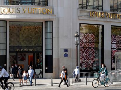 Fachada de la tienda de Louis Vuitton en los Campos Elíseos de París, en septiembre.