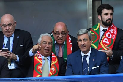 El primer ministro portugués Antonio Costa señala al campo junto a el ministro de Defensa Jose Lopes y otro acompañante.